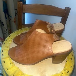 Liliana sandals ! Awesome for the fall size 8